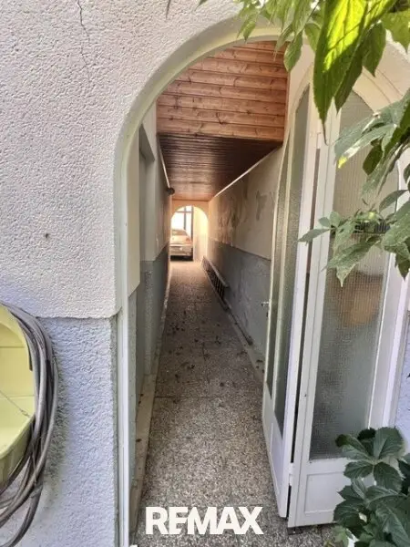 Blick vom Garten in die Garage