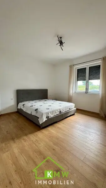 Familienfreundlich: moderner, großzügiger Bungalow in ruhiger Lage