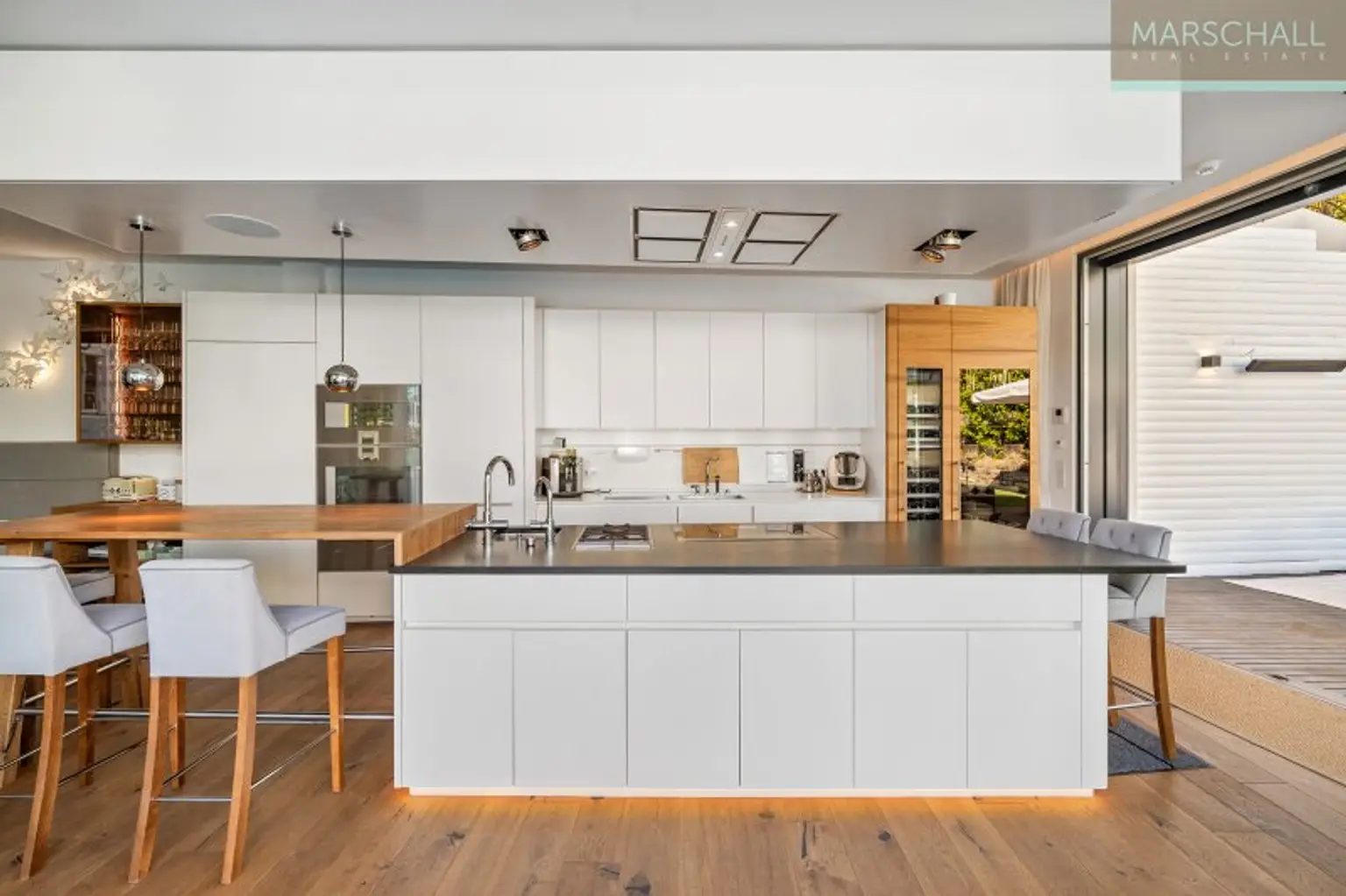 Küche mit Bar, Weinschrank und Frühstücksplatz