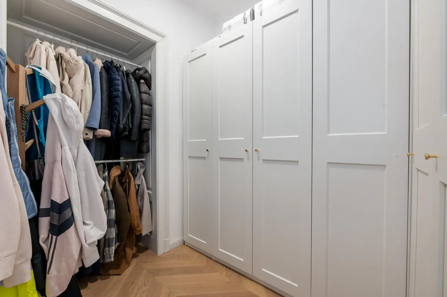 Stilechte, professionell generalsanierte Altbauwohnung mit Balkon