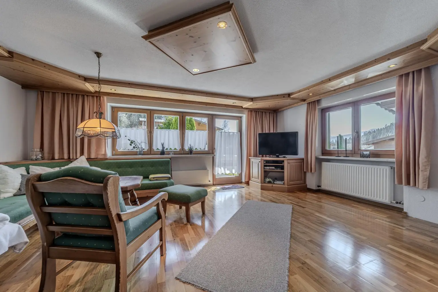 Wohnzimmer mit Kachelofen