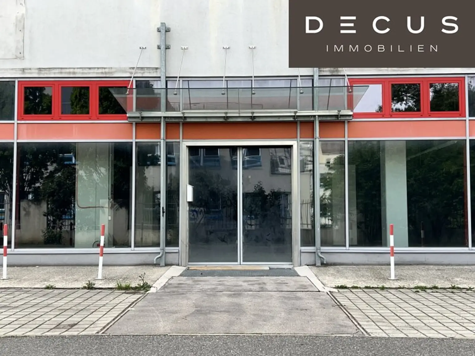 Geschäftsfläche mit ca. 1.500m2 - Stellplätze vor der Fläche - direkte Anlieferung möglich