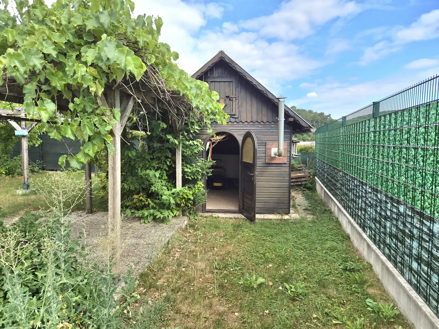 Zweifamilienhaus mit Pool am Waldesrand zu verkaufen!