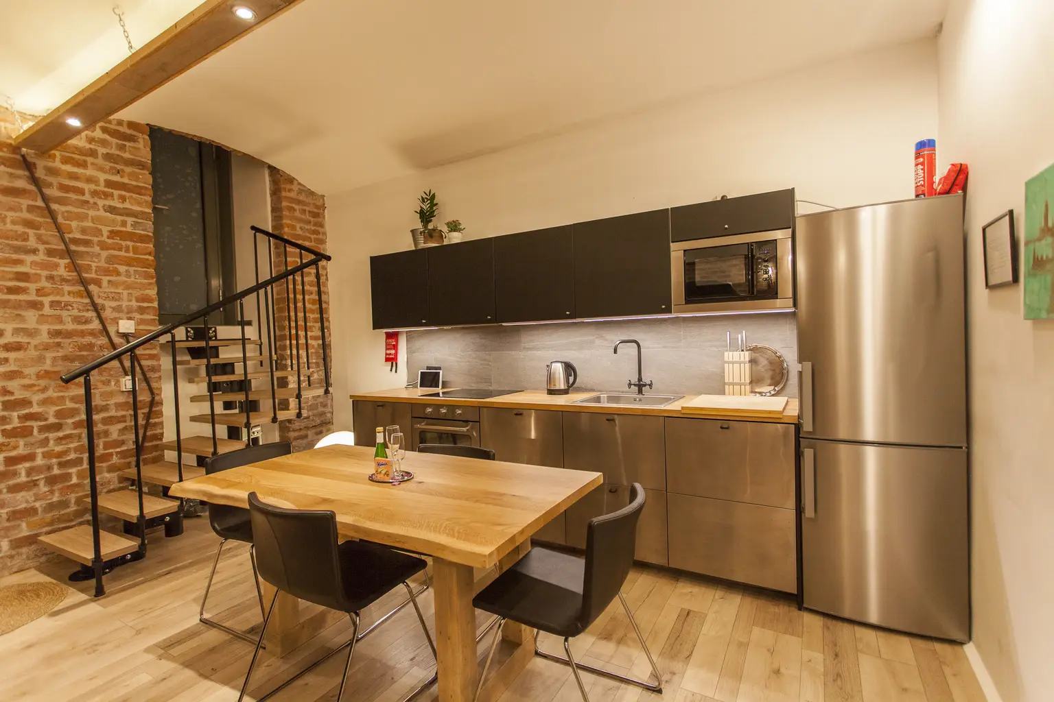 Moderne Souterrain Loft im Altbaustil ~ Kompakt eingerichtet ~ AKH Nähe ~ Gute öffentliche Anbindungen