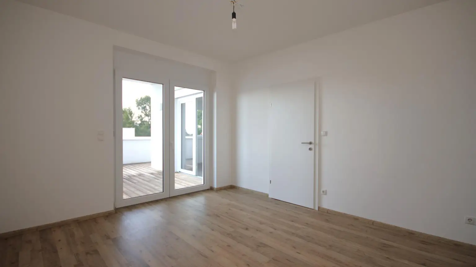 GROSSE TERRASSE, DURCHDACHTES RAUMKONZEPT! 2 Carportplätze