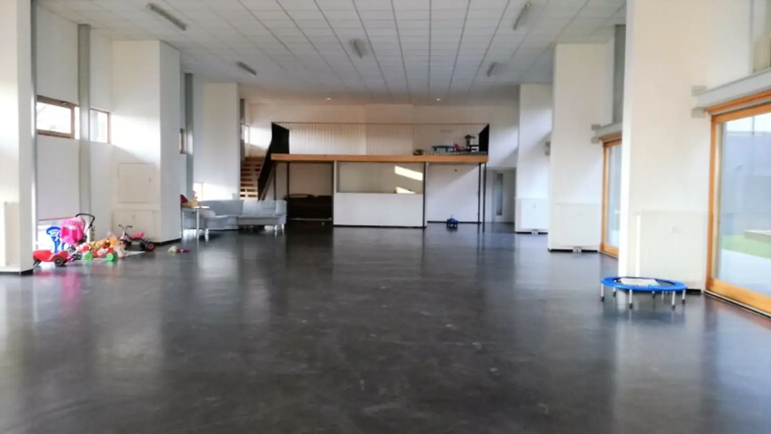 Tokiostraße / Kirschblütenpark: VIS / Japanische Schule: Möblierte 4 Zimmer-Maisonetten-Wohnung mit einer Loggia und Terrasse + optionaler Garagenstellplatz!