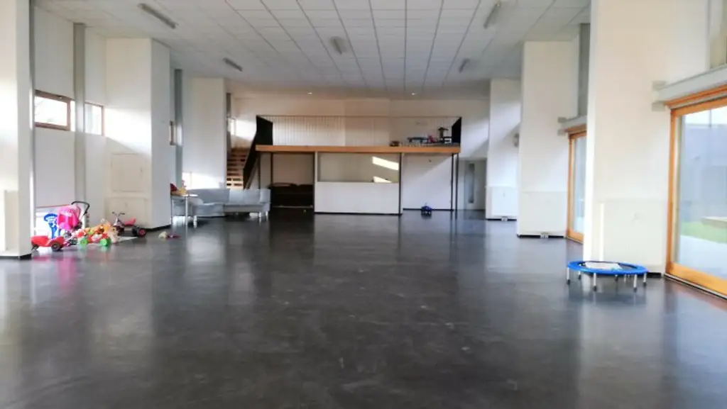 Tokiostraße / Kirschblütenpark: VIS / Japanische Schule: Möblierte 4 Zimmer-Maisonetten-Wohnung mit einer Loggia und Terrasse + optionaler Garagenstellplatz!