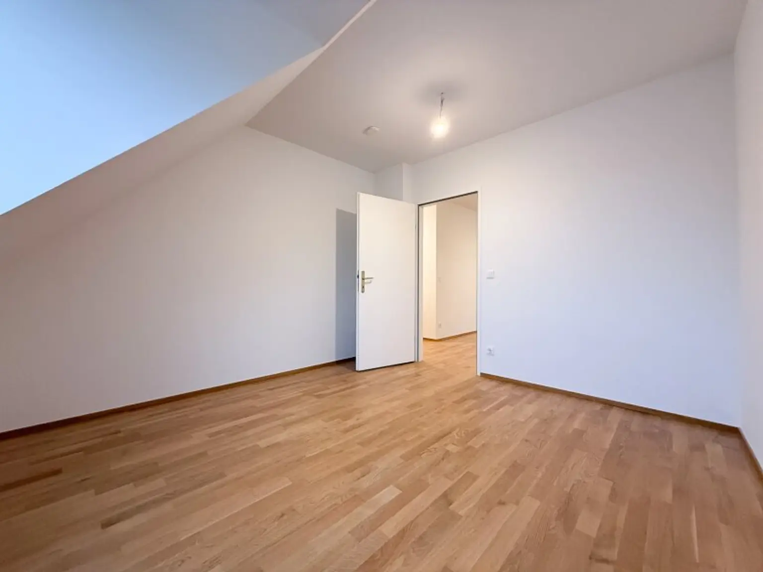 TOP ZUSTAND! 2-Zimmer Dachgeschoßwohnung in 1200 Wien mit Lift zu vermieten