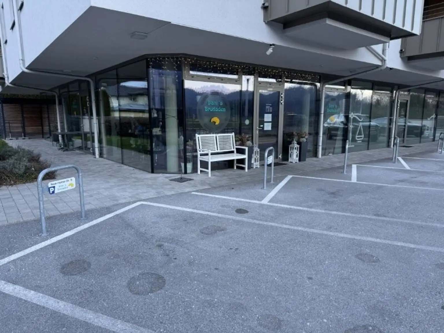 "GRÖDIG - Kleines modernes CAFE/BISTRO sucht neuen Pächter"