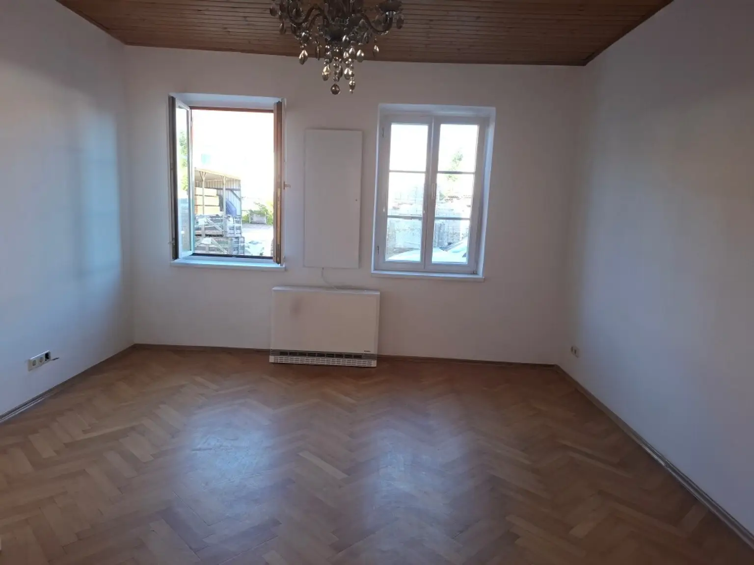 Zentrumsnahe 2-Zimmer-Wohnung mit Küchenblock im Hochparterre eines Wohnhauses in Bruck/Mur zu mieten !