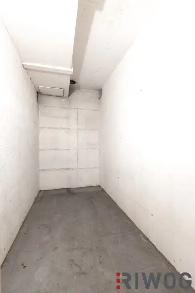 ERSTBEZUG nach Sanierung mit Blick auf Schloss Laudon  | ca. 16 m² Loggia  | Garagenplatz | Vollausgestattete Küche | Erholungsgebiet angrenzend