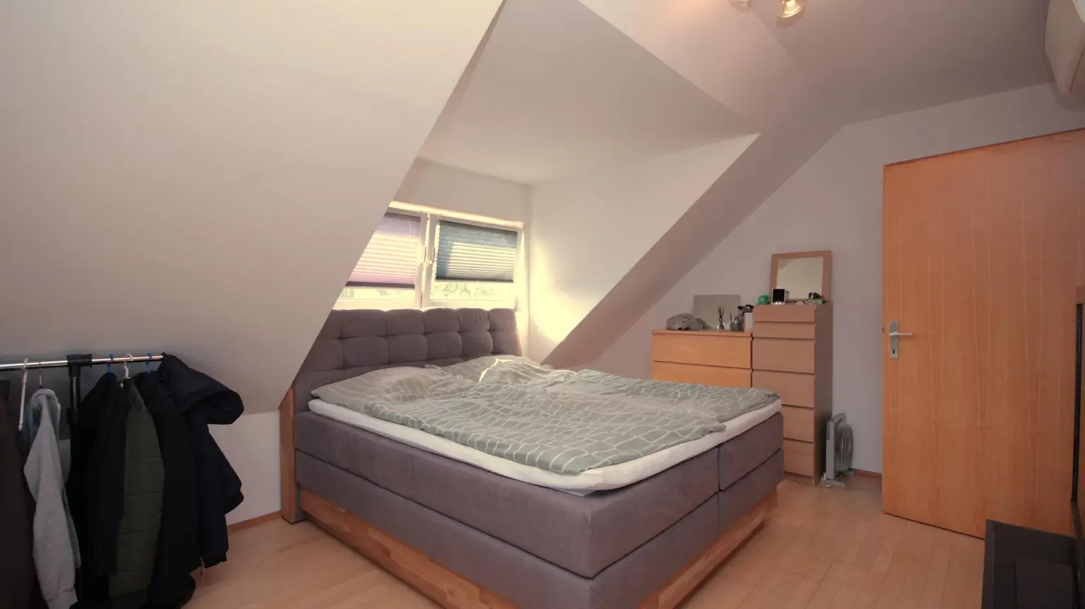 2-Zimmer-Dachgeschosswohnung mit Parkplatz und Klimaanlage!