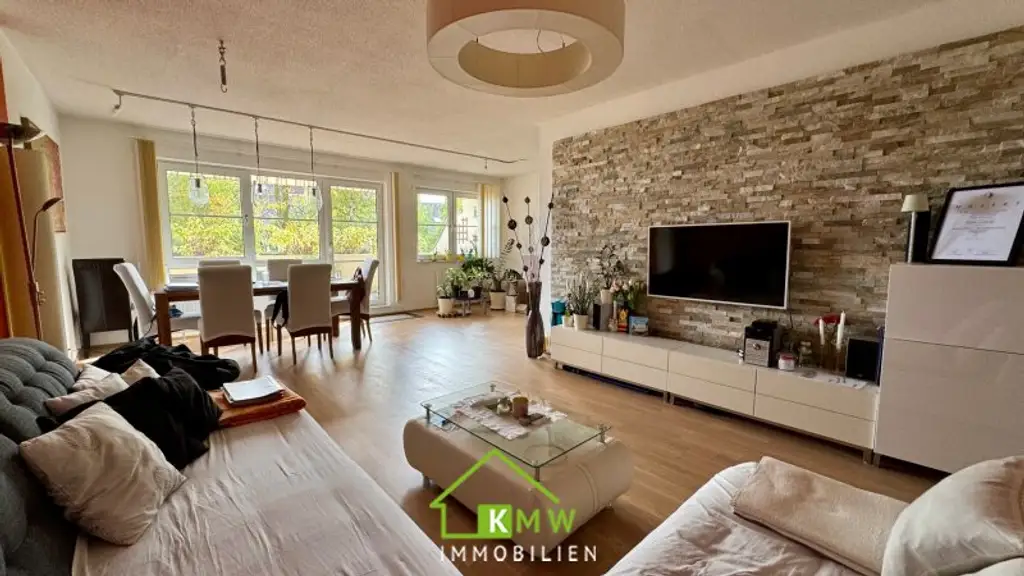 Top Lage - sehr helle und gepflegte 3 Zi. Wohnung mit Balkon in Ruhelage