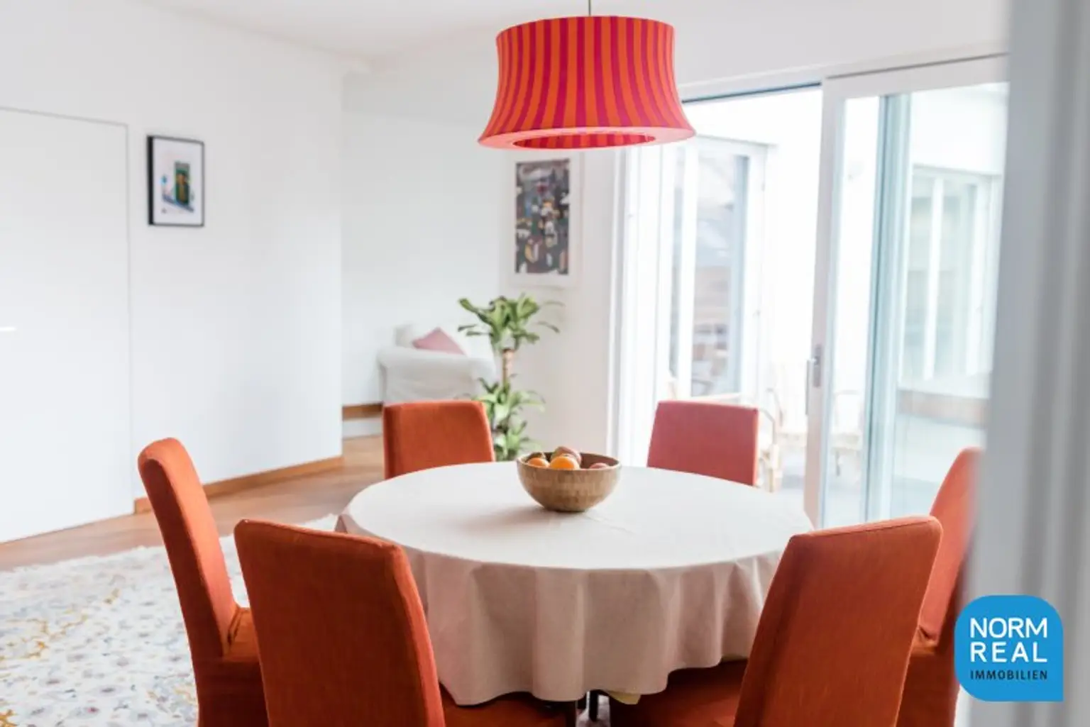 Komplett möblierte Dachgeschosswohnung mit Terrasse