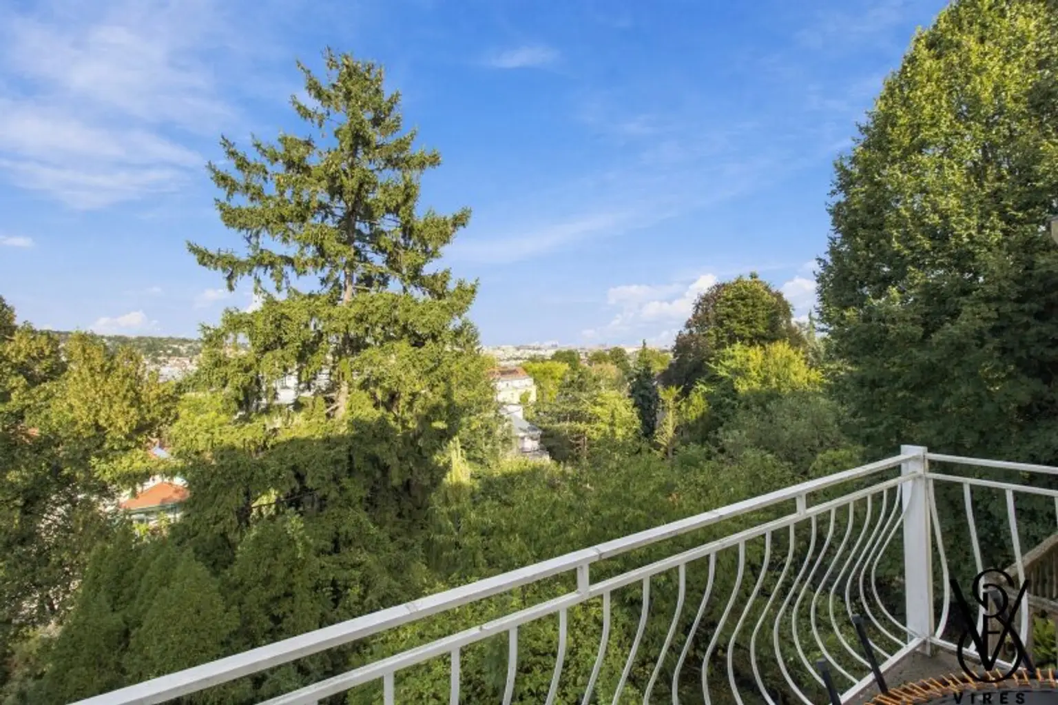 Obergeschoss: Balkon über den Baumkronen