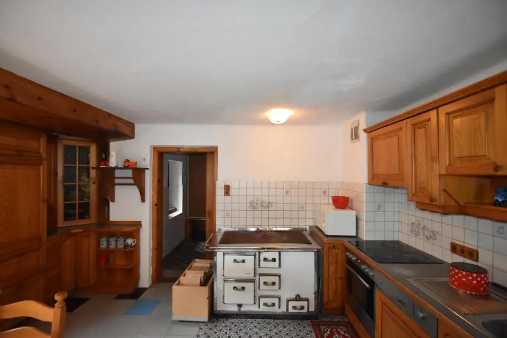 Wohnhaus mit großem Waldgrundstück