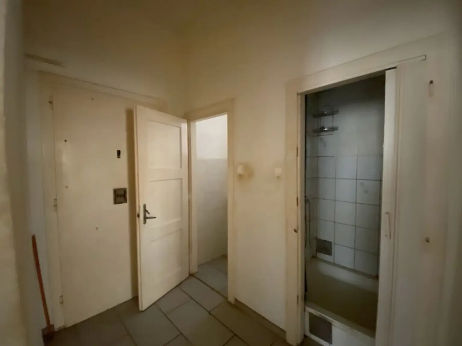 3 Zimmer-Wohnung ZUM SANIEREN, HELL und RUHIG!