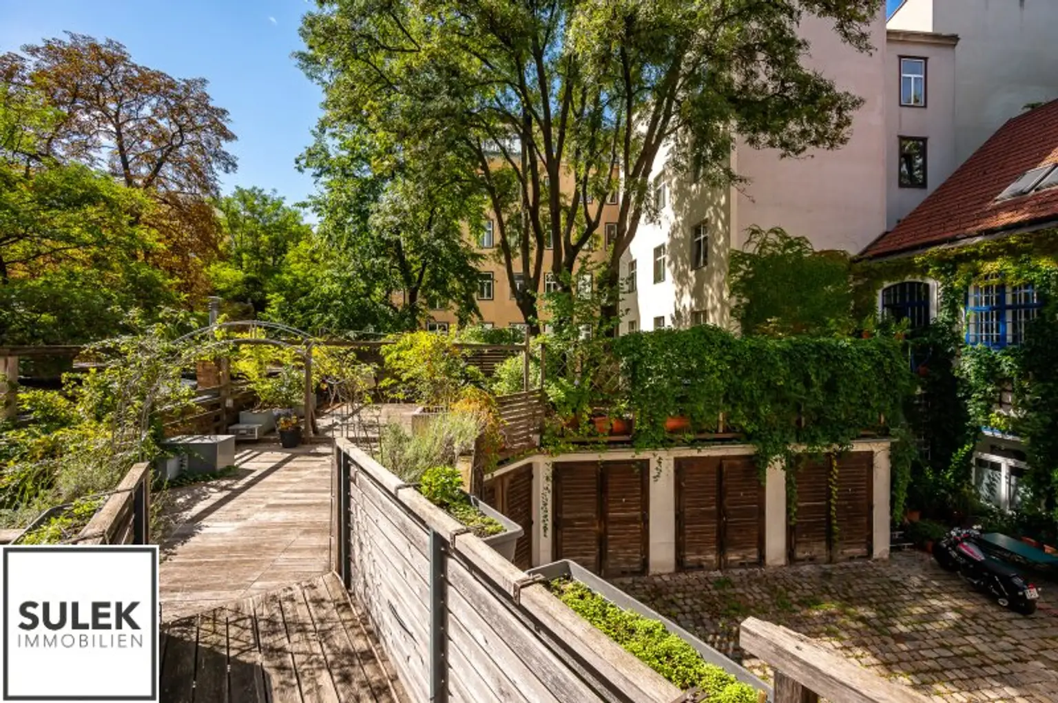Rarität in der Wehrgasse: großzügige, sanierte Altbauwohnung mit Terrasse ab 01/26 unbefristet mieten!