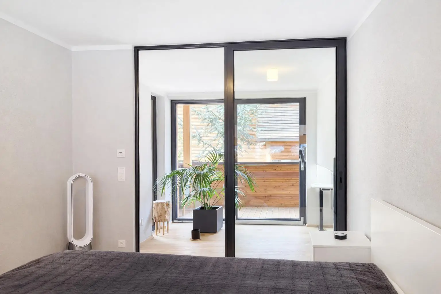 Schlafzimmer mit Balkonblick