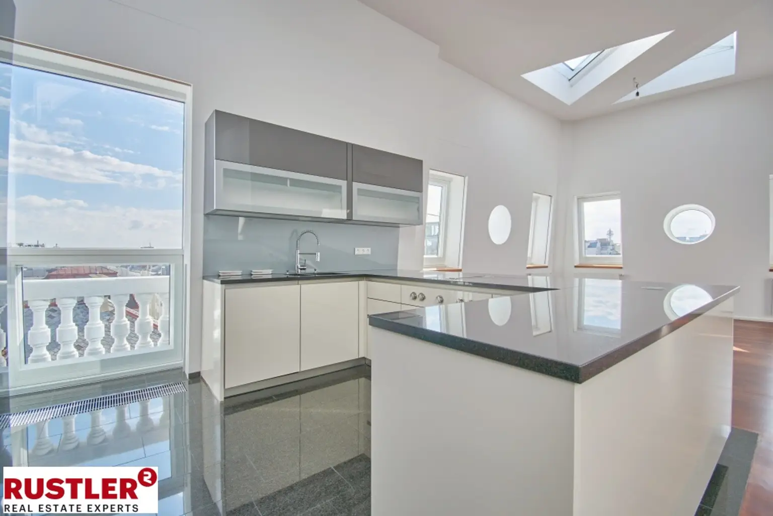 TRAUMHAFTE DG-WOHNUNG MIT BLICK AUF DIE KARLSKIRCHE!