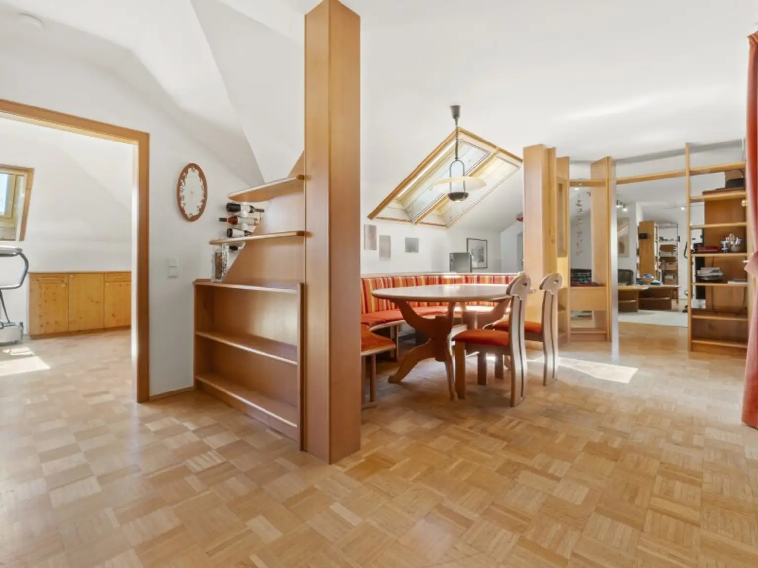 Schöner, gepflegter 270m² Bungalow mit 2 Wohnungen und 1.318m² Grund in Viktring in ruhiger sonniger Aussichtslage!