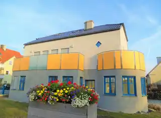 Hausansicht: Blumen KI generiert