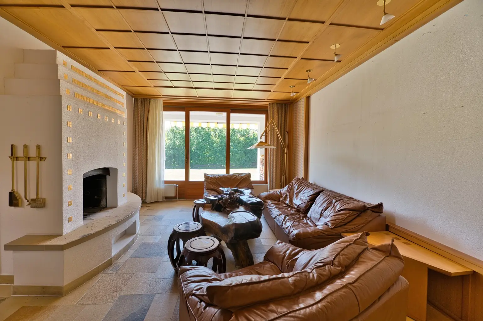 Exklusivität und Privatsphäre pur auf 2.610 m2 Grundfläche! Von der Terrasse in den Schwimmteich.