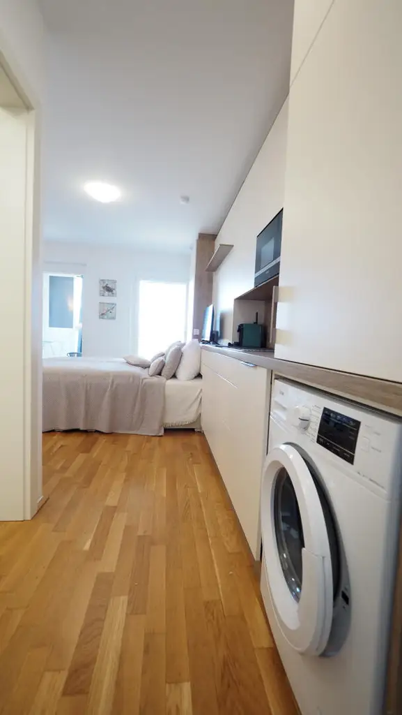 Vollmöblierte Dienst- oder Studentenwohnung mit großer, verglaster Loggia im obersten Stock! all inclusive Miete!