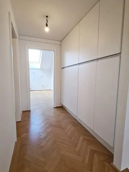 ZELINKAGASSE, DACHGESCHOSS, klimatisierte 157 m2 Maisonette mit 18 m2 Terrasse, 4 Zimmer, Küche, Wintergarten, 2 Bäder, Börse-Nähe