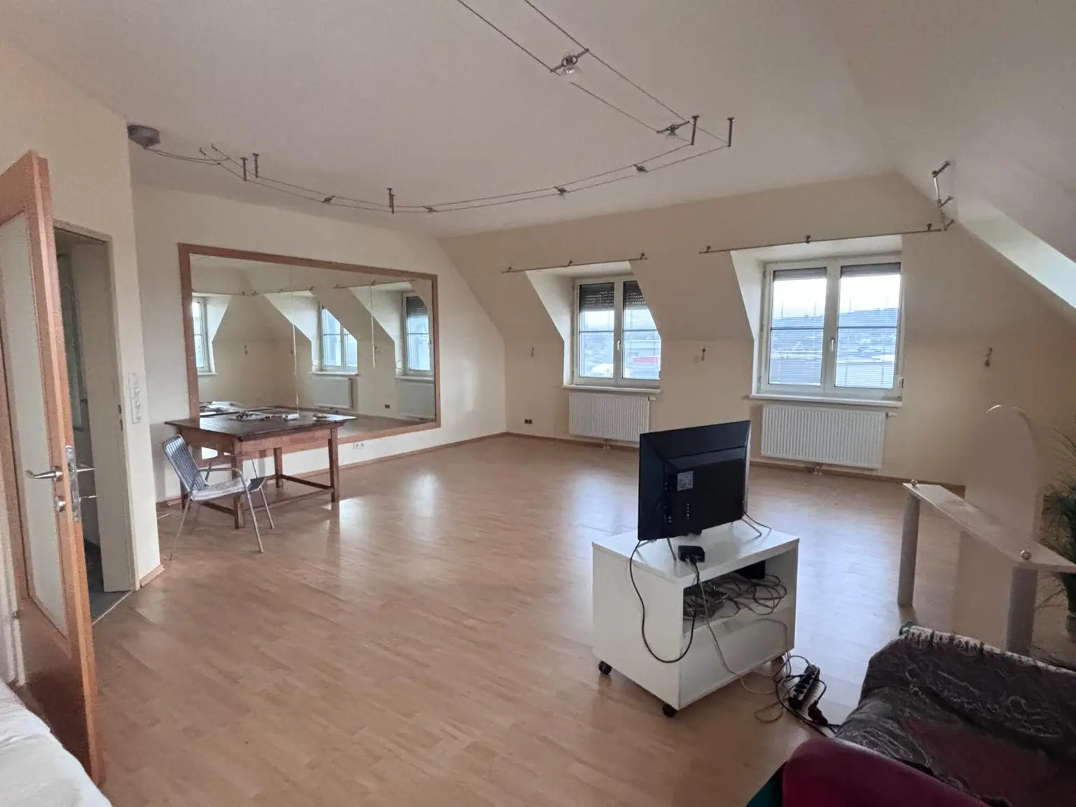 Monteurunterkunft mit 6–7 Zimmern, Terrasse und Parkplätzen direkt vor der Türe