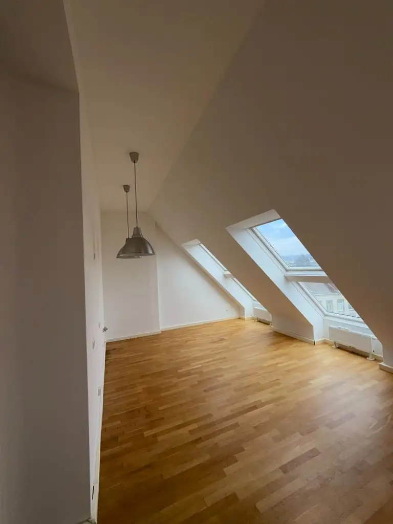 Helles 2 Zimmer - Büro - DG | wenige Schritte entfernt - Straßebahnlinie 46 | Nähe Brunnenmarkt & U6 Thaliastraße