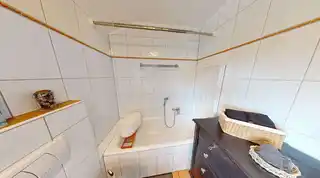 Bad mit Dusche und Wanne