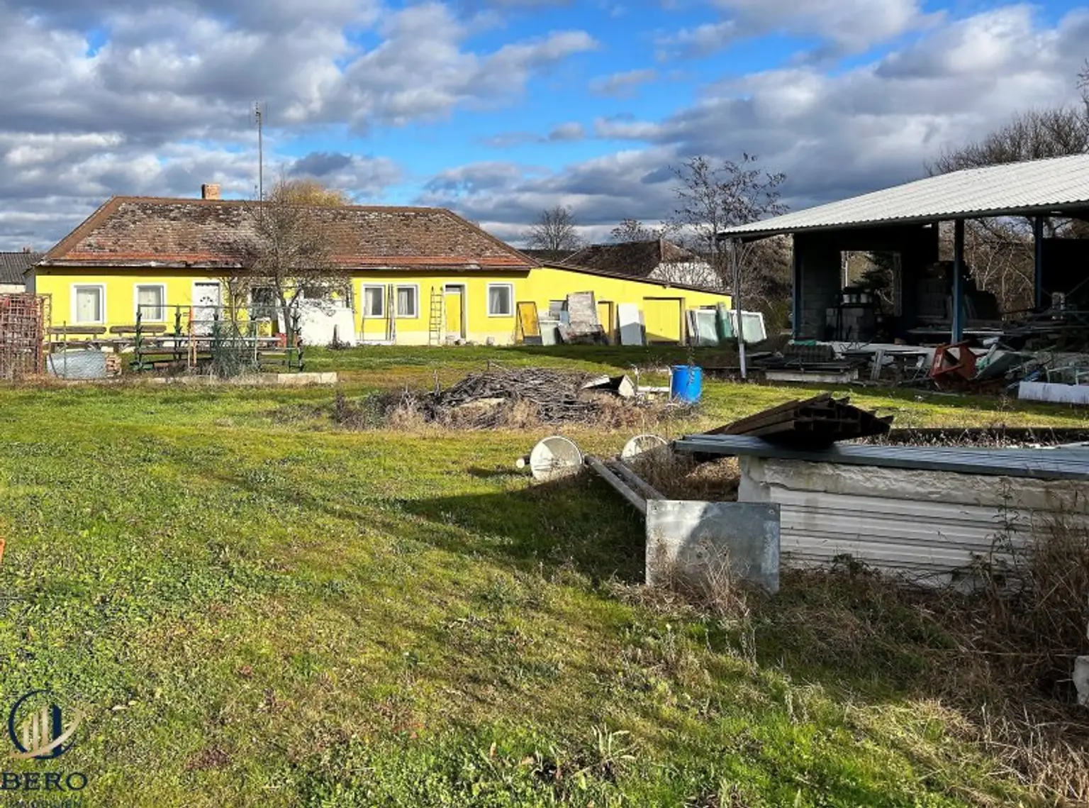 Großes Grundstück mit Einfamilienhaus und Lagerhalle