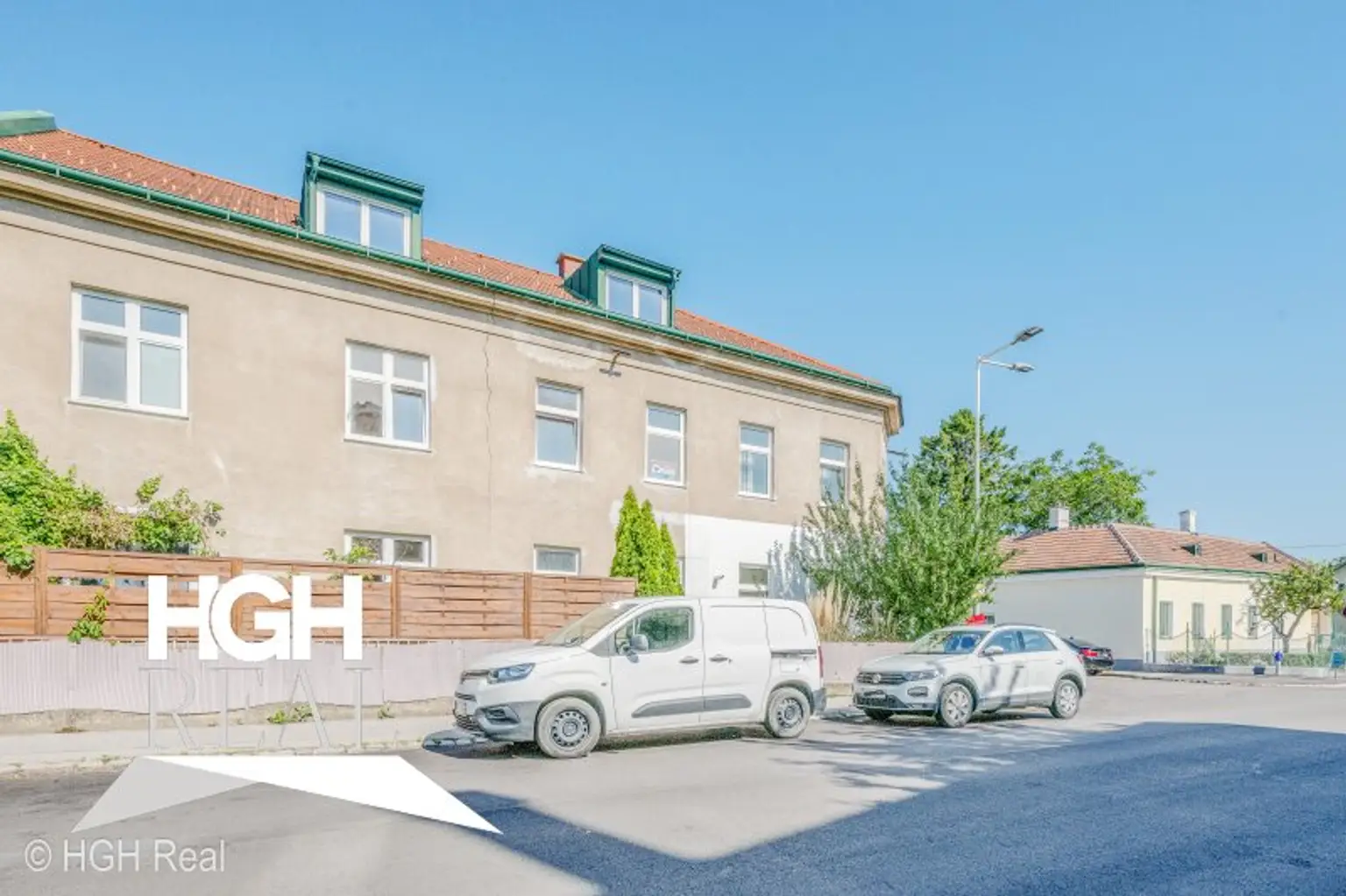 2325 Himberg Großes Grundstück mit heller beheizter HALLE, Außenfläche und bestandsfreiem Mehrparteienhaus mitten in Himberg