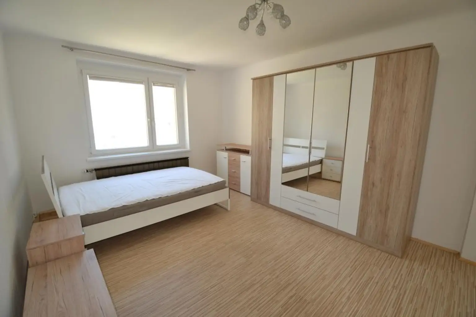 Zentrale 2-Zimmer-Wohnung mit möblierter Küche!