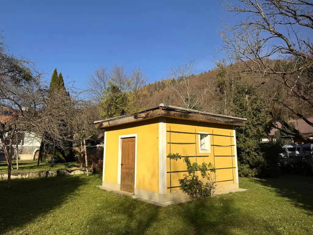 Sanierungsbedürftiges Mehrfamilienhaus mit großem Grundstück und hoher Bebauungsdichte