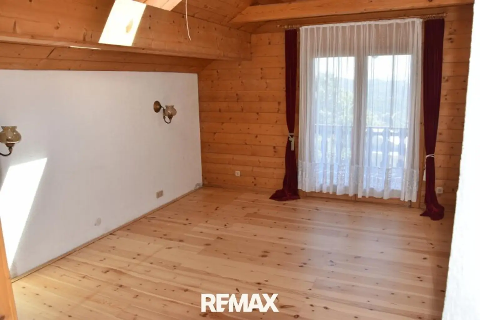 Schlafzimmer mit Südbalkon