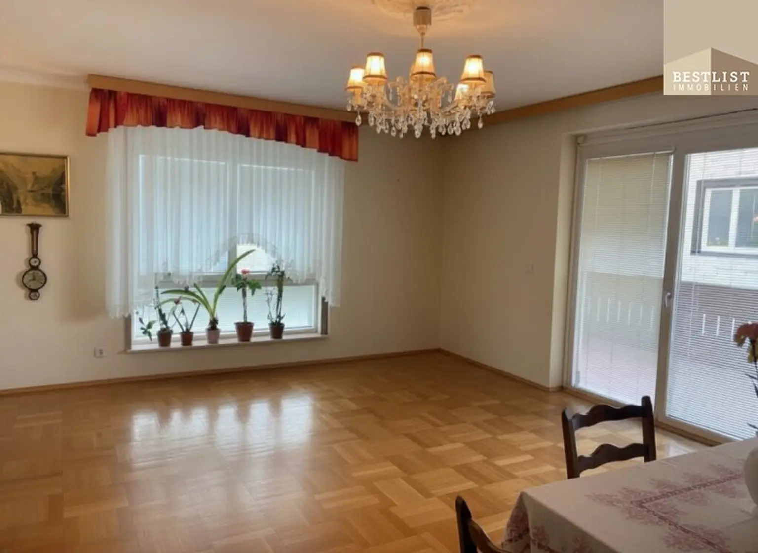 7 Zimmer Haus in Gainfarn - innen mit Renovierungsbedarf