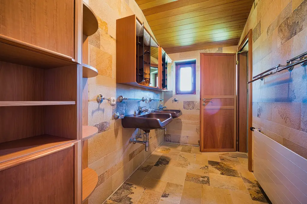 Exklusivität und Privatsphäre pur auf 2.610 m2 Grundfläche! Von der Terrasse in den Schwimmteich.