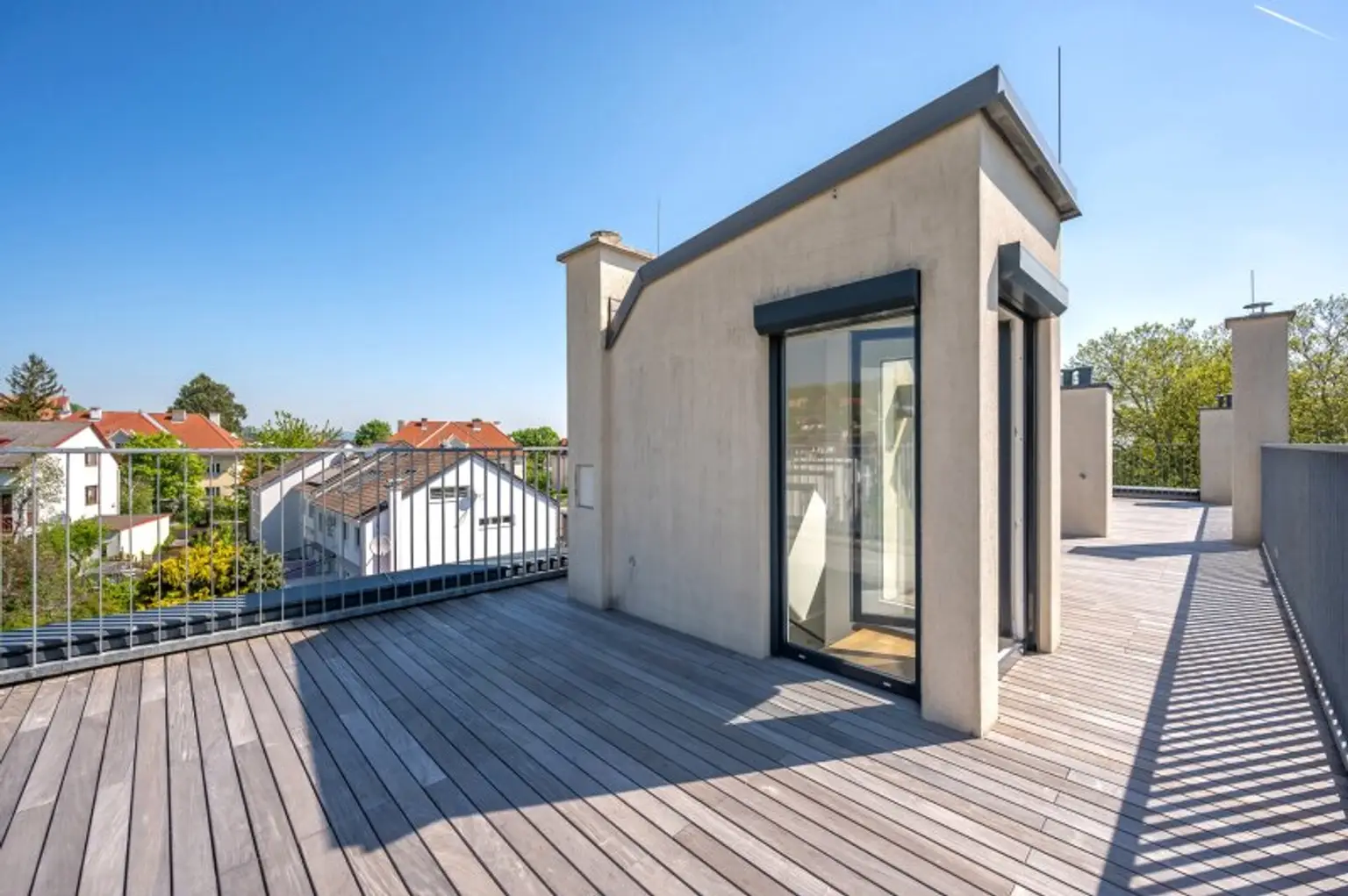 Panoramaliebling: Luxuriöse DG-Wohnung mit Dachterrasse und Fernblick