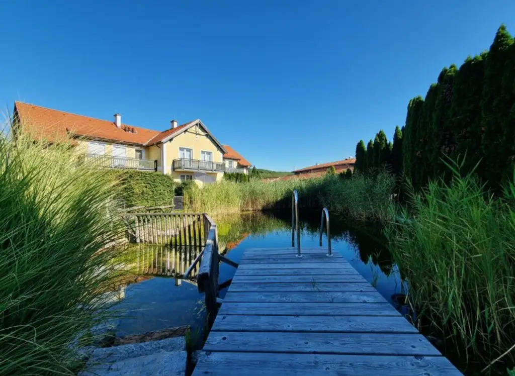 Naturnahes Wohnen mit exklusivem Extra: Schwimmteich in der Anlage