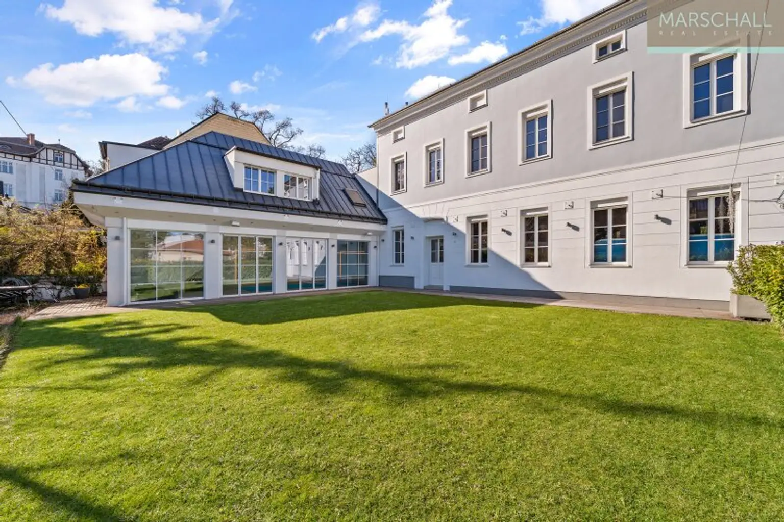 Blick vom Vorgarten auf die Schwimmhalle und historischen Altbestand