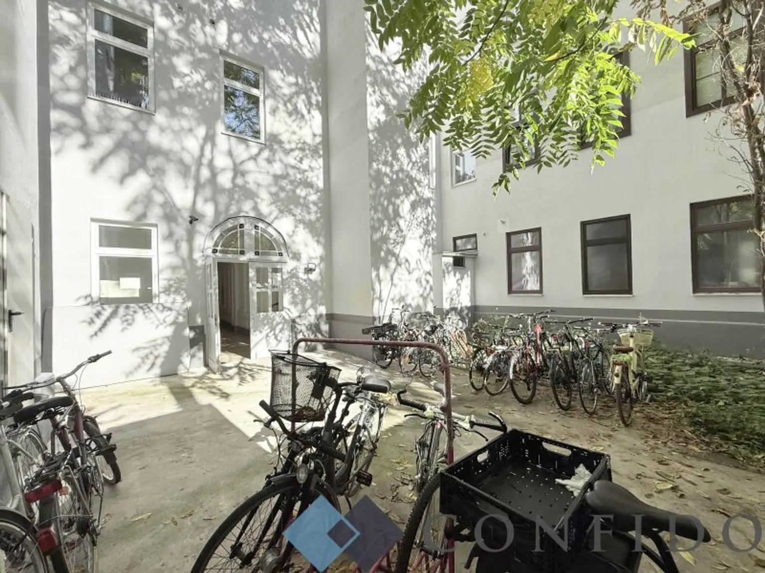 2 Zimmer Altbauwohnung mit Gestaltungspotenzial in begehrter Lage