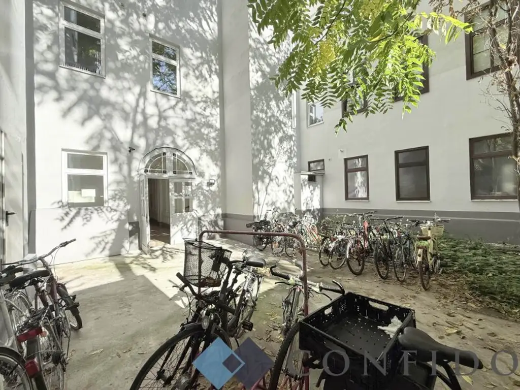 2 Zimmer Altbauwohnung mit Gestaltungspotenzial in begehrter Lage