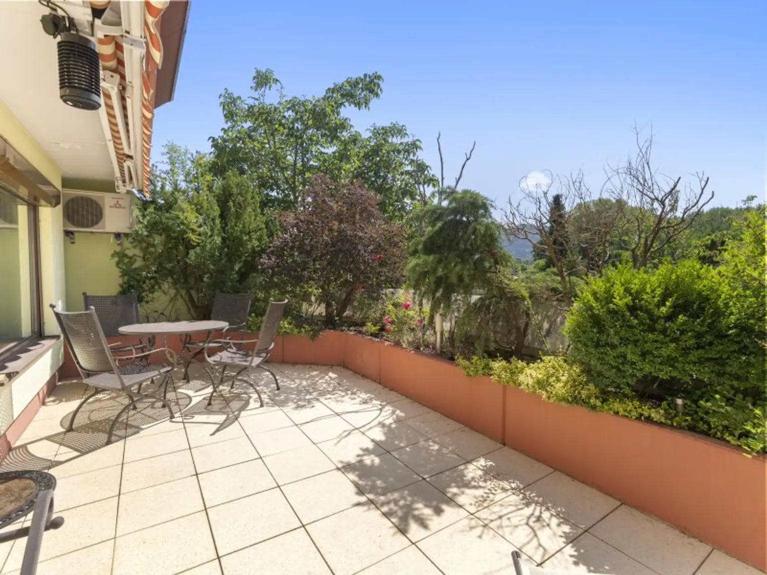 Schöne, vollmöblierte 2 Zi Terrassenwohnung mit XL-Terrasse und Tiefgarage in Waidmannsdorf - Neckheimgasse