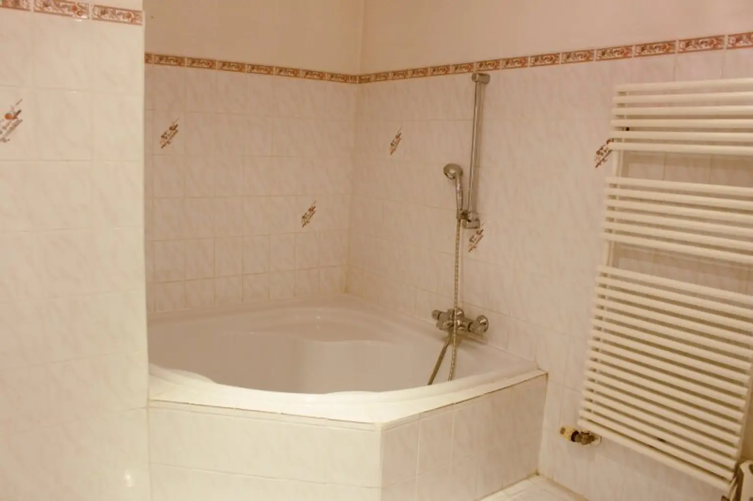 U4 U-Bahnstation I Oase der Ruhe im urbanen Umfeld I Lichtdurchflutete Wohnung mit Balkon in Innenhoflage und Grünblick