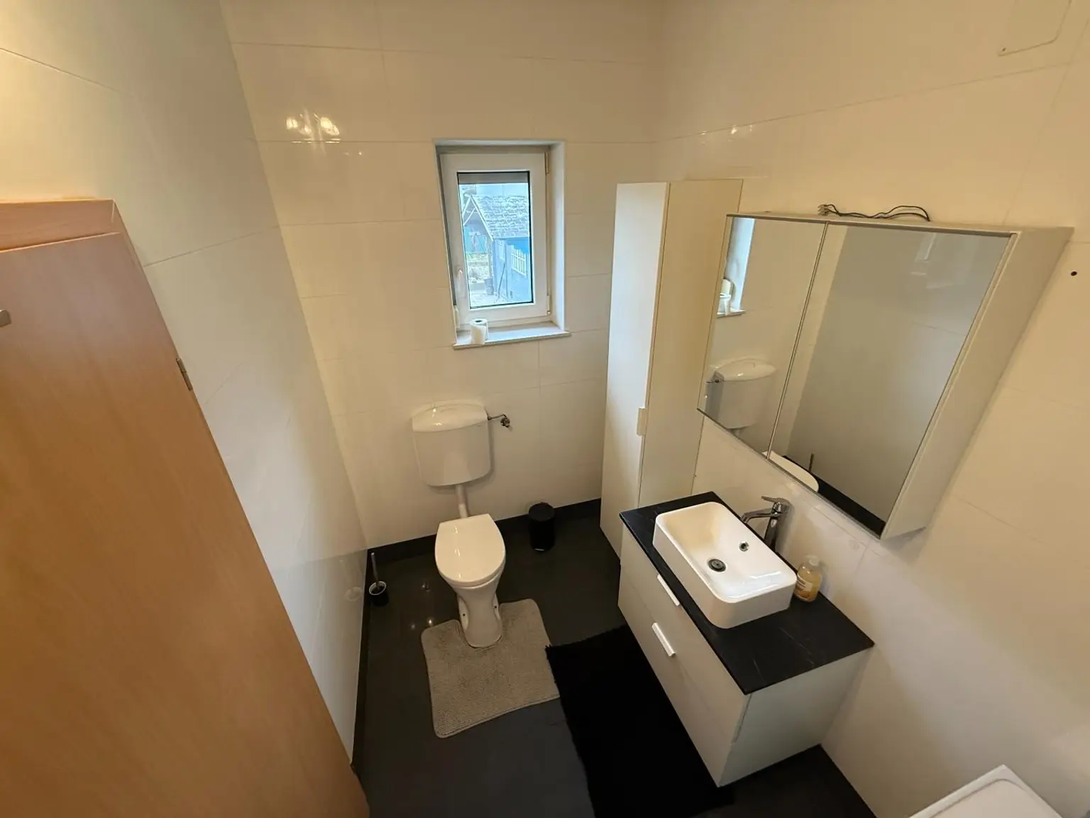 Bad mit Dusche, WC und Waschmaschinenanschluss