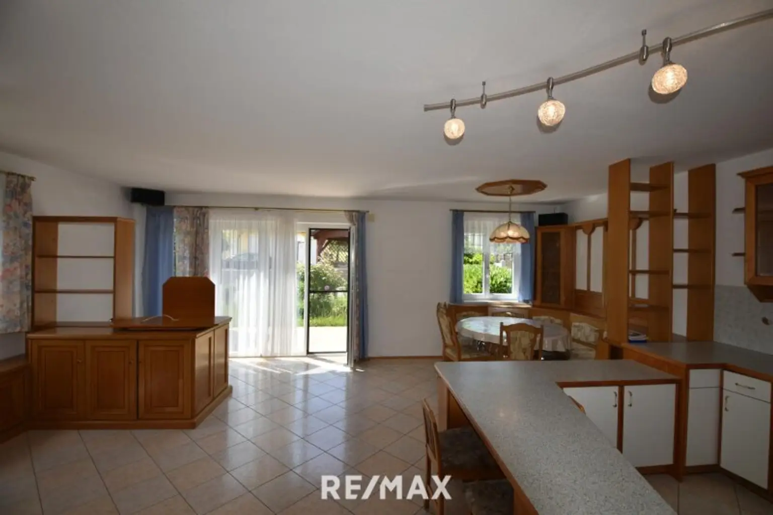 Wohnküche mit Zugang Terrasse EG