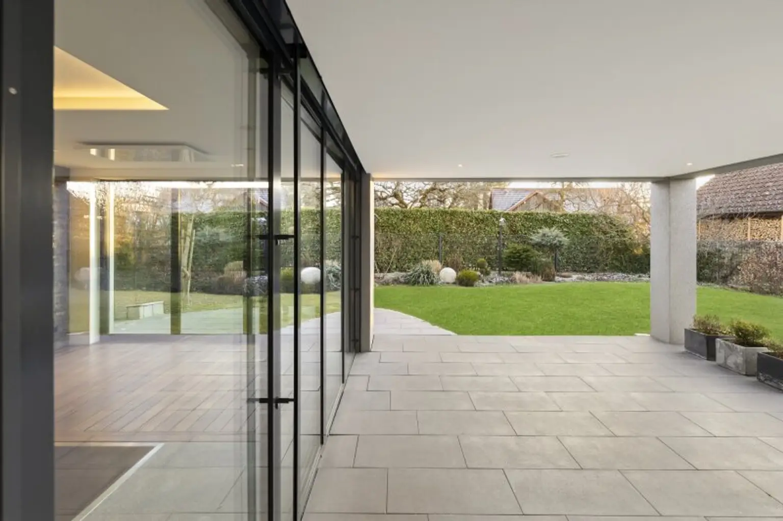 Exklusive Villa mit Indoor- & Outdoor-Pool, Smart-Home-Ausstattung und durchdachtem Raumkonzept