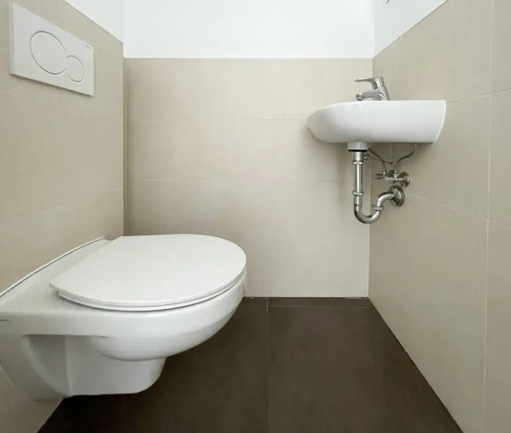 NÄHE NASCHMARKT: DG-AUSBAU IM ALTBAU - U4 Pilgramgasse - 3-Zimmerwohnung mit hofseitigem Balkon